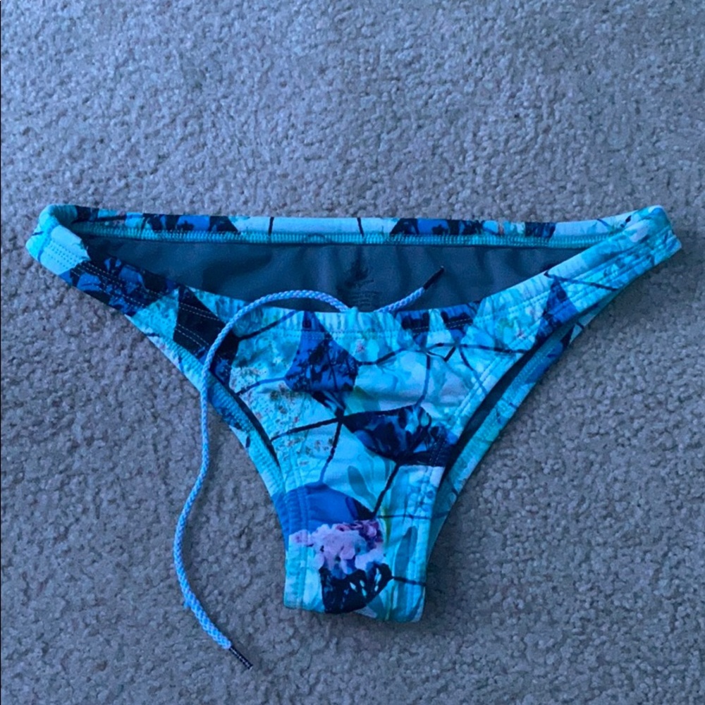 Jolyn bottoms